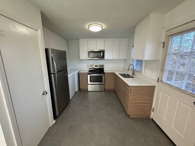 Building Photo - Adorable 2 Bed 1 Bath Town Home at Lupton Flats