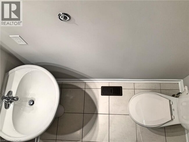 Building Photo - 866 Francine Cres