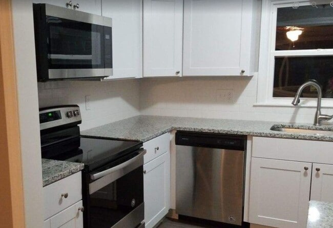 Building Photo - Charming 2-Bedroom, 1-Bath Home in Raytown, MO – Modern Finishes & Spacious Yard!