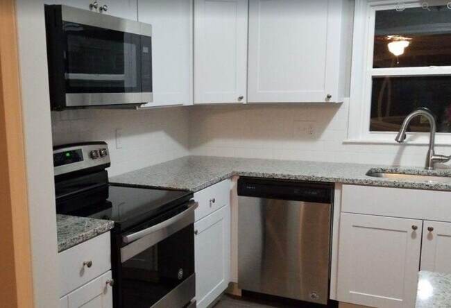 Foto del edificio - Charming 2-Bedroom, 1-Bath Home in Raytown, MO – Modern Finishes & Spacious Yard!