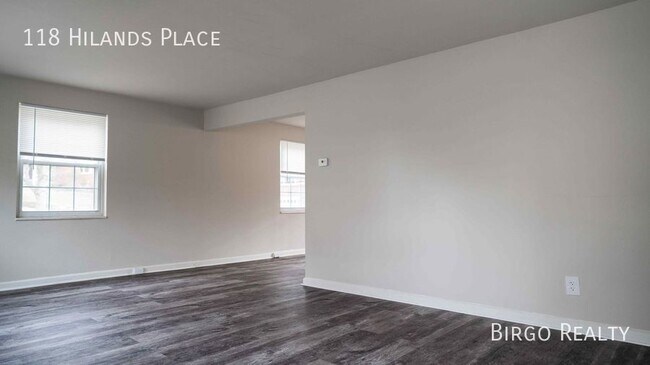 Building Photo - Move in special! First month free rent!