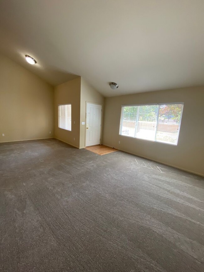 Building Photo - Beautiful 2 Bedroom, 1 Bath 907sq ft. home...