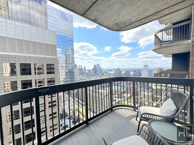 Building Photo - Large 2 bed 2 bath with Balcony/ Pool/ Doo...