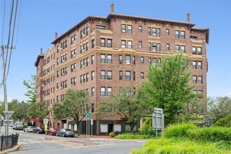 Building Photo - 8 Barstow Rd