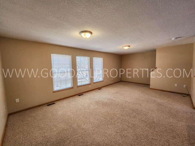 Building Photo - 2 Bedroom, 2 1/2 Bath Townhome in Urbandale.