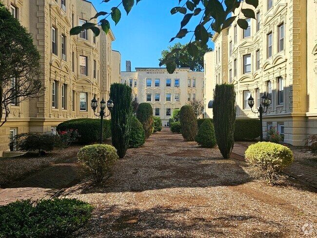 Building Photo - 1869 Beacon St
