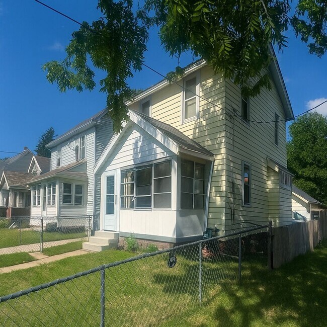 Building Photo - Charming 3BR House in Toledo