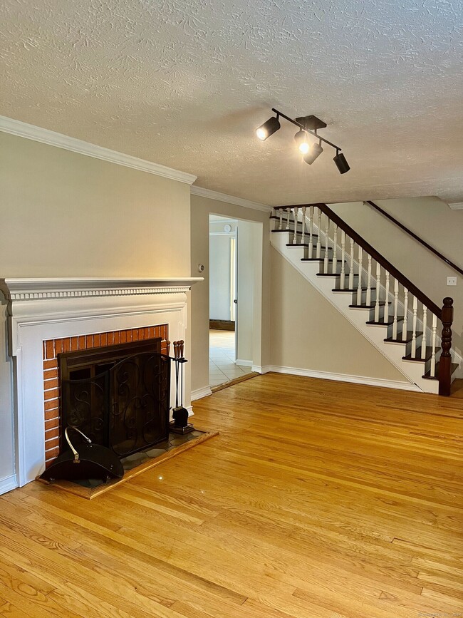 Building Photo - 410 Oakwood Ave