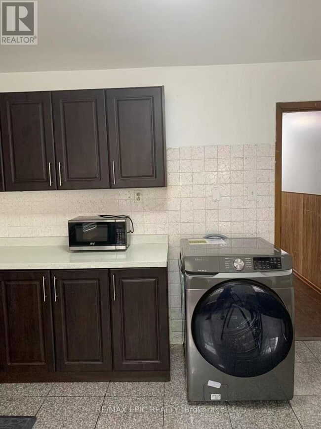 Building Photo - 137 Markham St