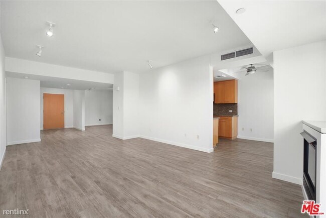 Building Photo - 13600 Marina Pointe Dr