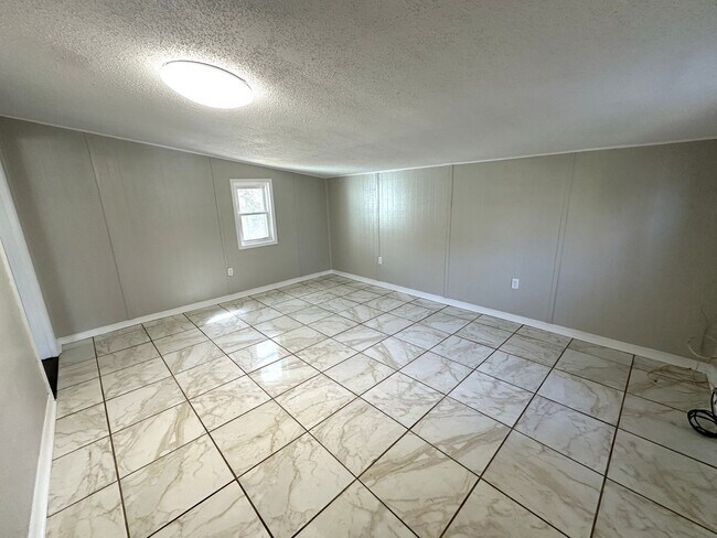 Foto del edificio - Renovated 3/1 House w/ Tile Floors Throughout, New Kitchen, New Paint, Huge Fenced Yard, Washer/D...