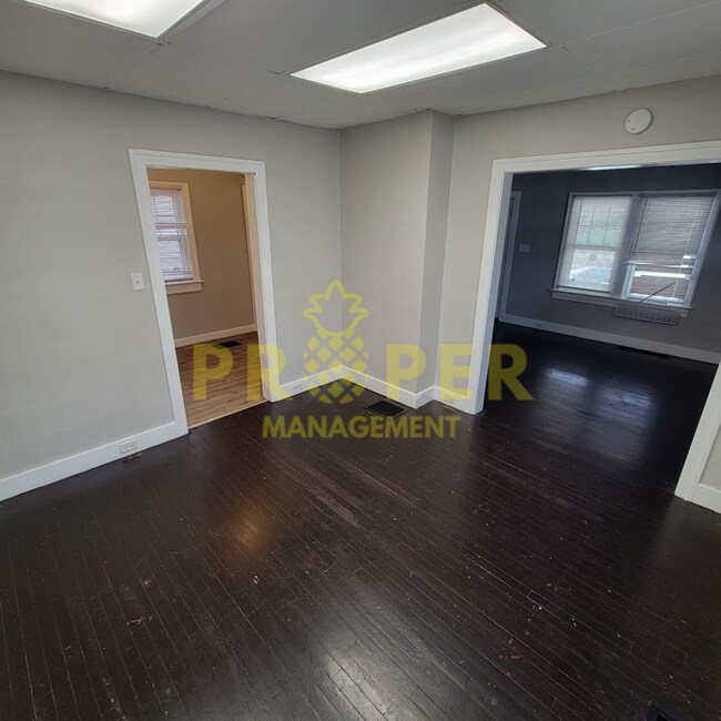 Building Photo - 2 bedrooms 1 bathroom house