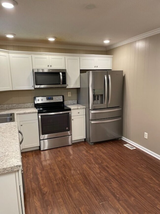 Building Photo - SINGLE FAMILY HOME