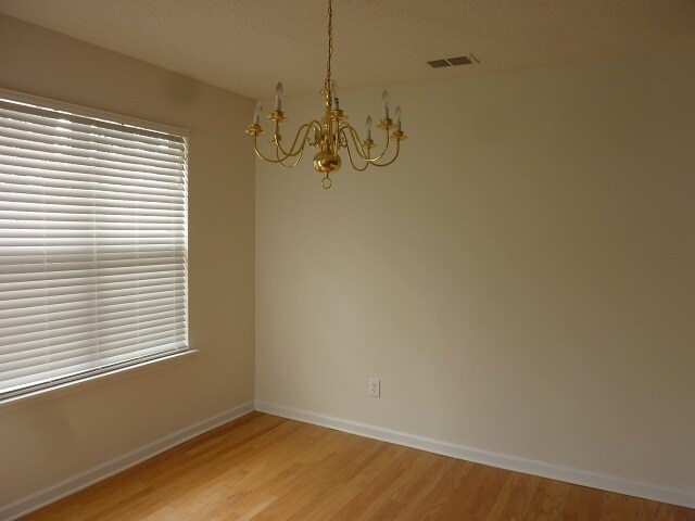 Foto del edificio - Exclusively Offered by Muse Realty, LLC