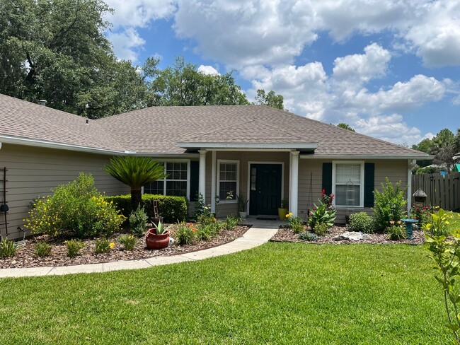 Foto del edificio - Bright and spacious home in Eagle Point!