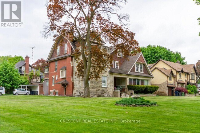 Building Photo - 180-180 Queens Dr