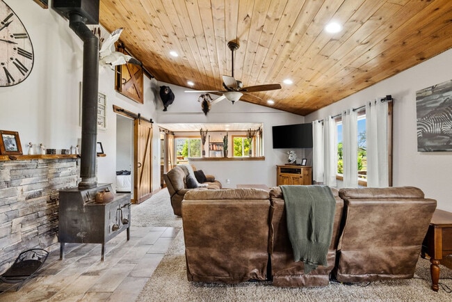 Foto del edificio - 7625 N Williamson Valley Rd