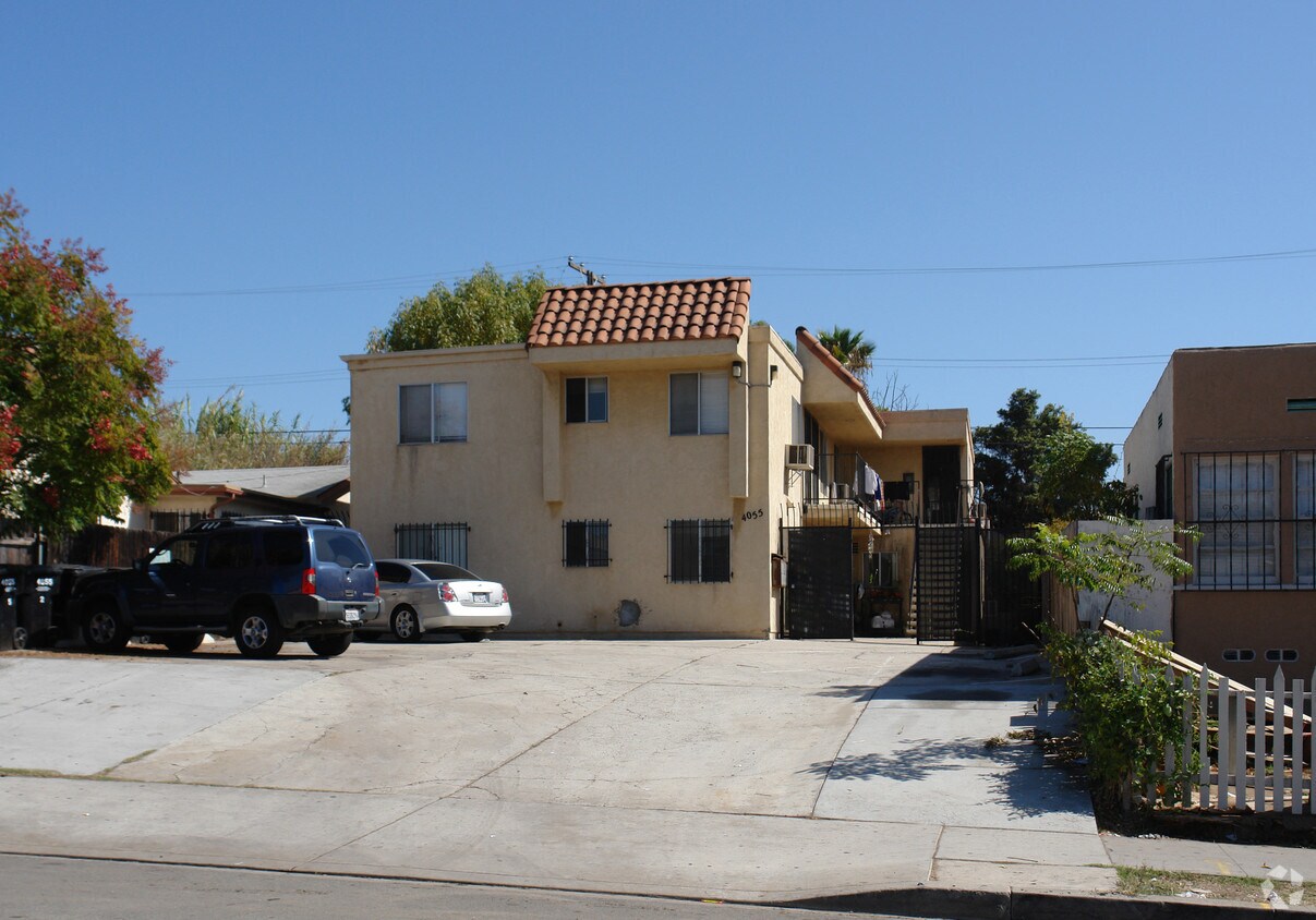 Primary Photo - 4055 Winona Ave