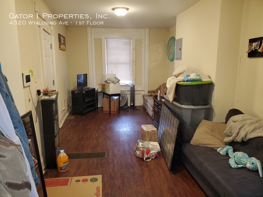 Primary Photo - LARGE 1 Bedroom, renovated! FOR RENT!!