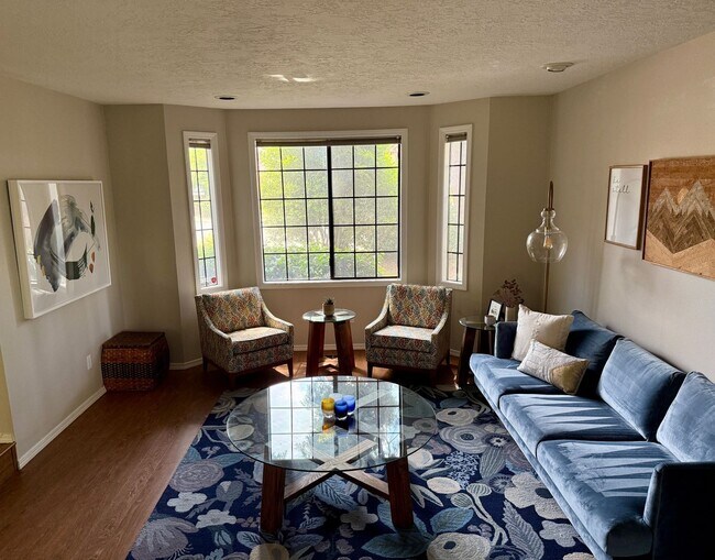 Foto del edificio - Charming *Recently Updated* 3BD* 2.5 BA* S...