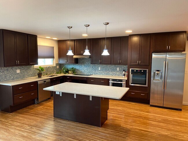 Foto del edificio - Beautiful, Updated 4 Bed, 3 Bath in the Heart of Clairemont with Canyon Views!!