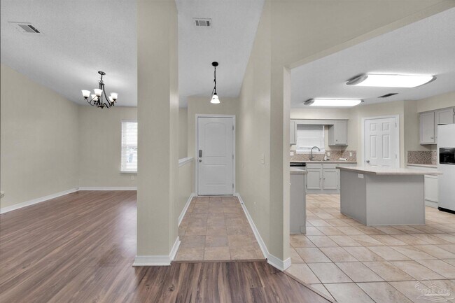 Foto del edificio - 9033 Bluebay Ln