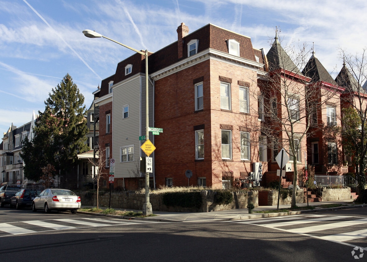 Primary Photo - 911 Monroe St NW