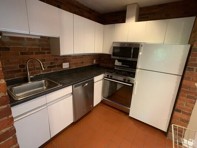 Building Photo - 110 Riverway