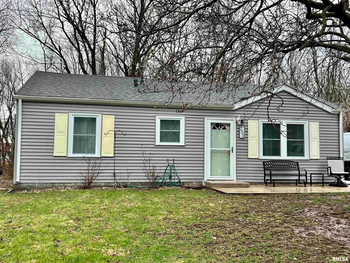 7002 Ridge Dr, Davenport, IA 52806 House for Rent in Davenport, IA