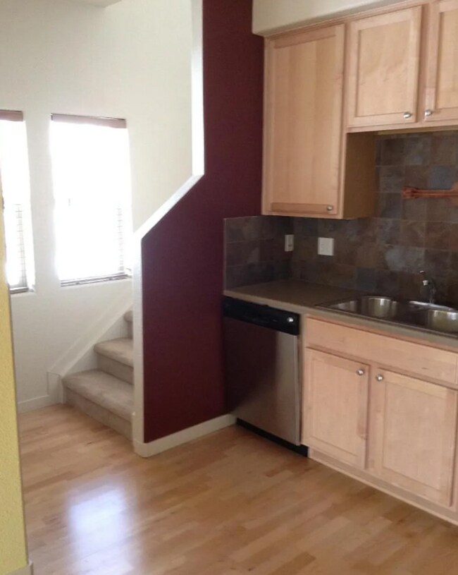 Foto del edificio - 2 story, 2 bedroom unit with attached 1 car garage and private yard.