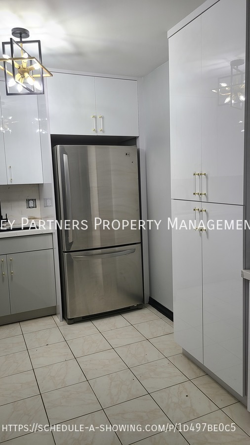 Building Photo - 2500 Parkview Dr