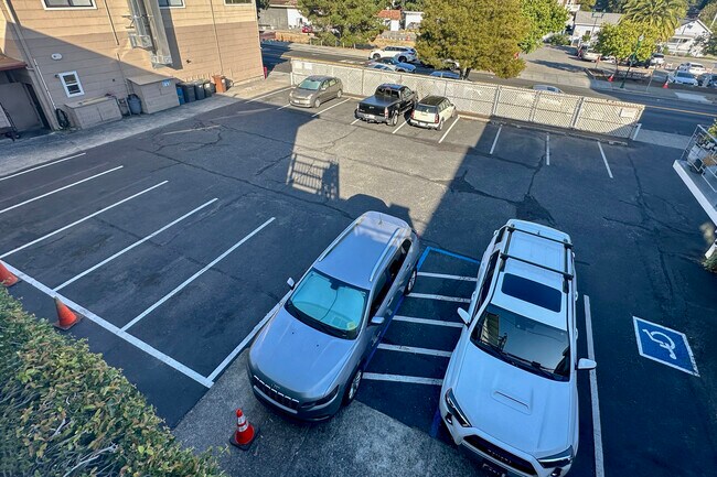 Estacionamiento compartido para inquilinos - Blue Rock and Larkwood Apartments