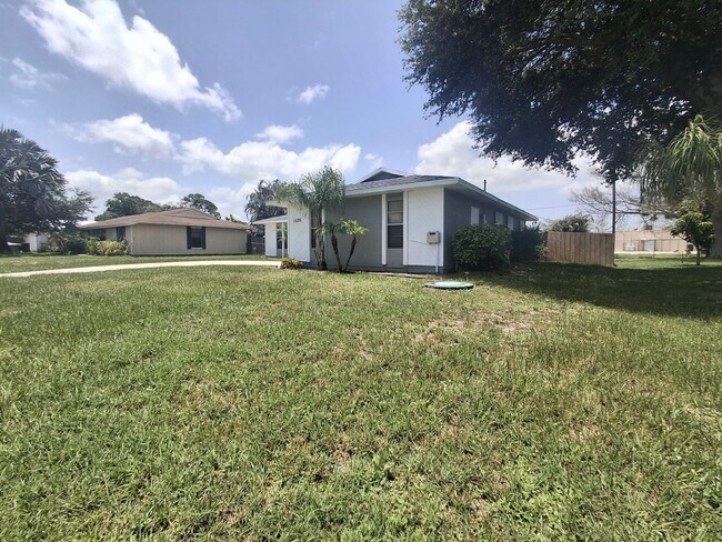Foto del edificio - 3/2 SCREENED PORCH & FENCED-IN BACKYARD HOME