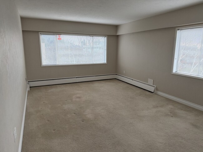 Building Photo - 908 Cook St