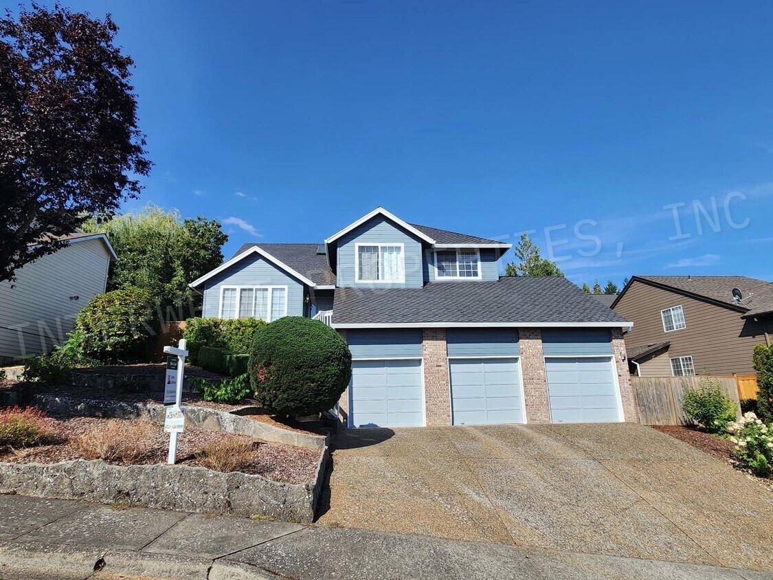 Primary Photo - 4+ Bedroom Tigard Home With a Beautiful Vi...