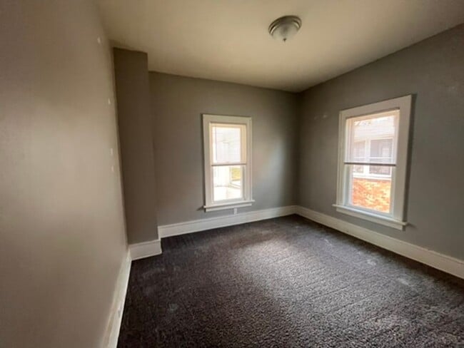 Building Photo - 3 bed 1 bath Rock Island Home!