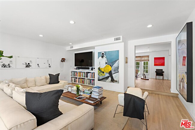 Building Photo - 1496 N Doheny Dr