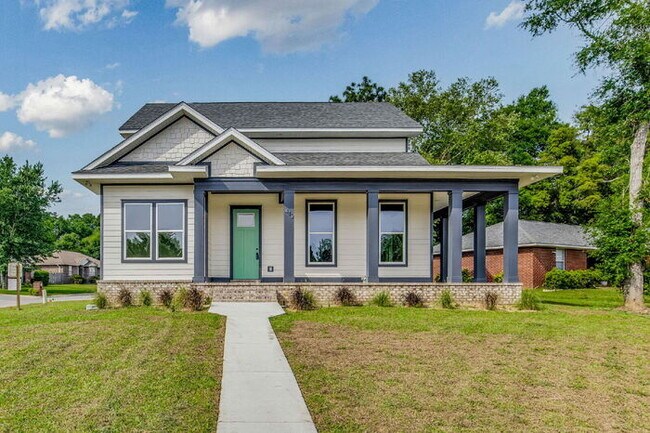 Foto del edificio - This luxurious new custom home in the sought-after Shadow Grove subdivision is a masterpiece of m...