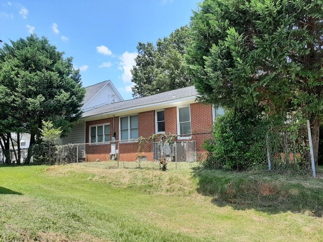 Patio lateral sombreado - 1430 Queen City Ave