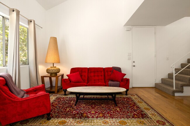 Foto del edificio - 8572 Wonderland Ave