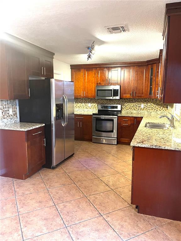 Foto del edificio - 251 Windrose Dr