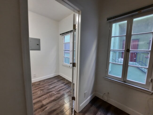 Building Photo - 839 Parkman Ave