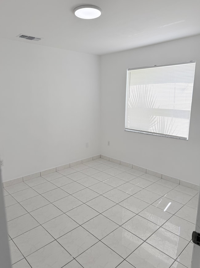 Building Photo - 2647 SW 28th Ct