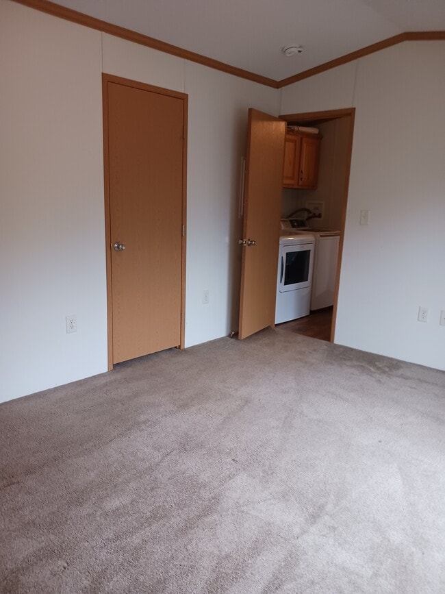 Building Photo - 208 Henniker St
