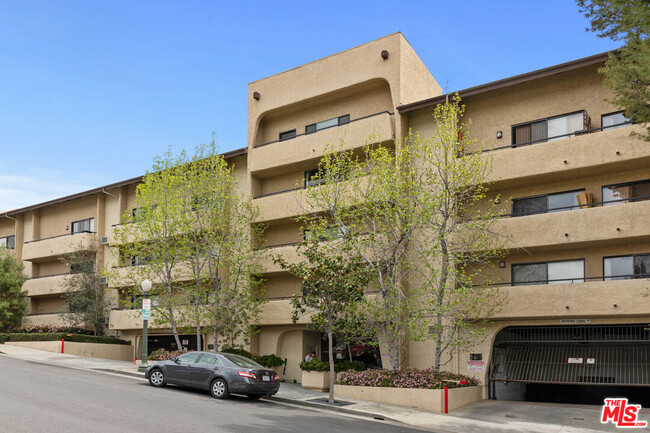 Building Photo - 10982 Roebling Ave