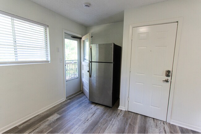 Foto del edificio - 8449-8449 Lowell Ave