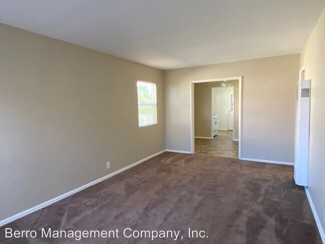 Building Photo - 704 E San Antonio Dr