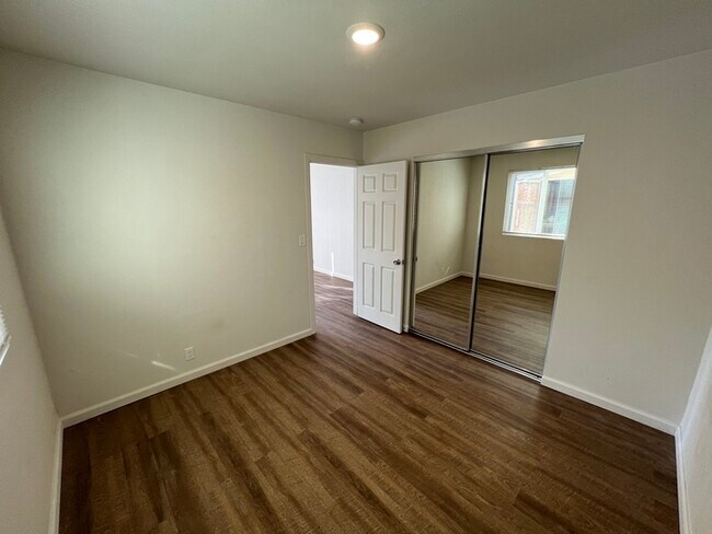 Building Photo - 220 Lilac Ct
