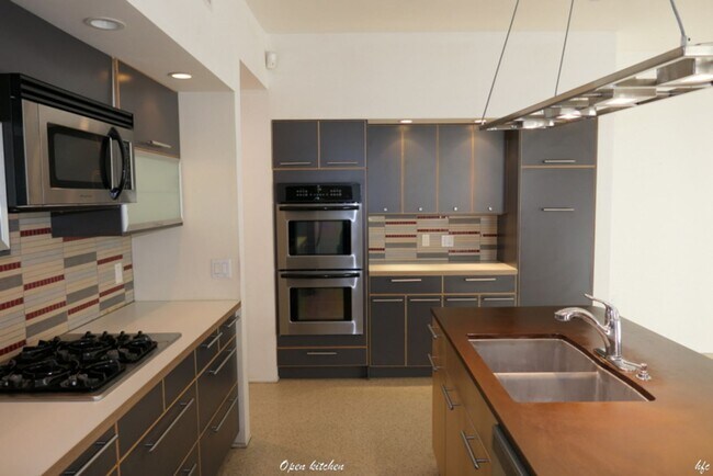 Building Photo - Palm Springs Village,Unfurnished,Long Term