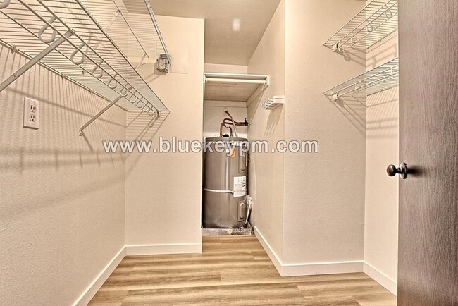 Foto del edificio - Newly Remodeled  2 Bed, 1 Bath Duplex with...